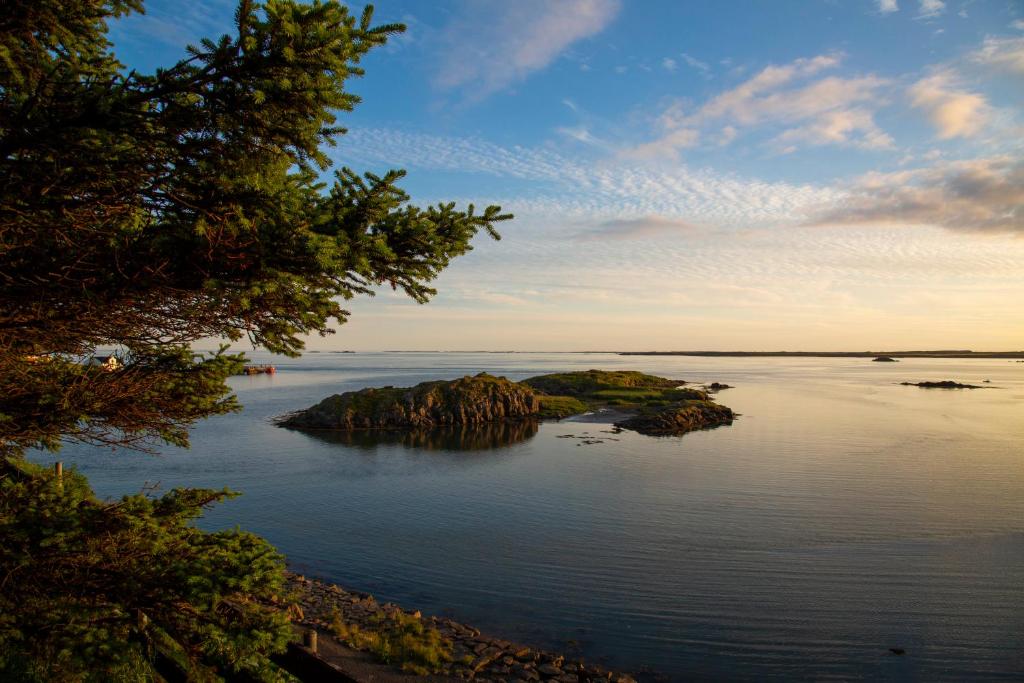 vistas a una gran masa de agua con islas en Blómasetrið Homestay, en Borgarnes