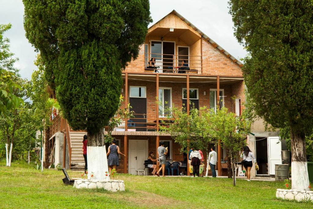 uma casa com pessoas do lado de fora em Villa Kardwell em Martvili