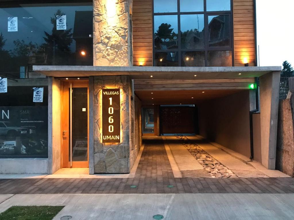 Η πρόσοψη ή η είσοδος του Umain