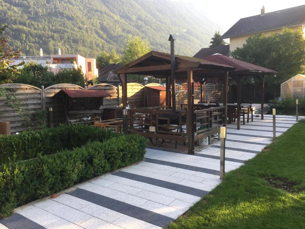 Nespecifikovaný výhled na hory nebo výhled na hory při pohledu z hostelu