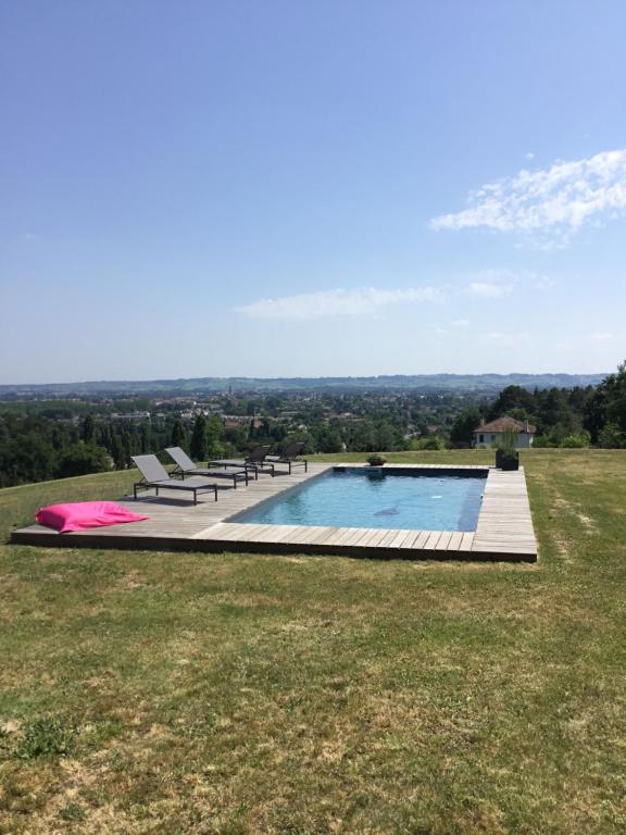 uma piscina no topo de um campo de relva em Villa Korum em Bergerac