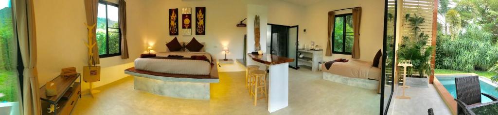 1 dormitorio con 2 camas en una habitación en The Great Escape Chalets, en Thong Nai Pan Yai