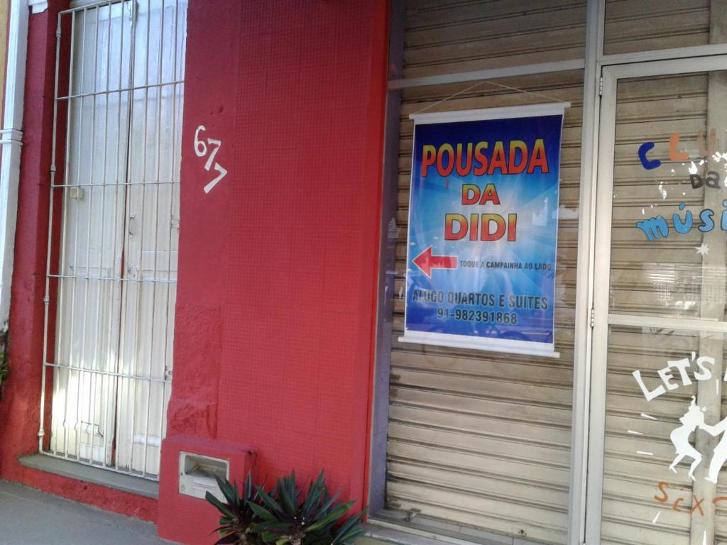 un edificio rojo con un cartel en el costado en Pousada da Didi en Belém