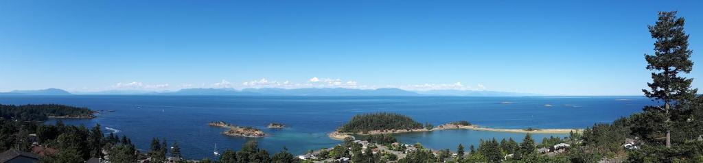 uma vista para um grande corpo de água com árvores em Gibralter Rock Ocean View B&B em Nanaimo