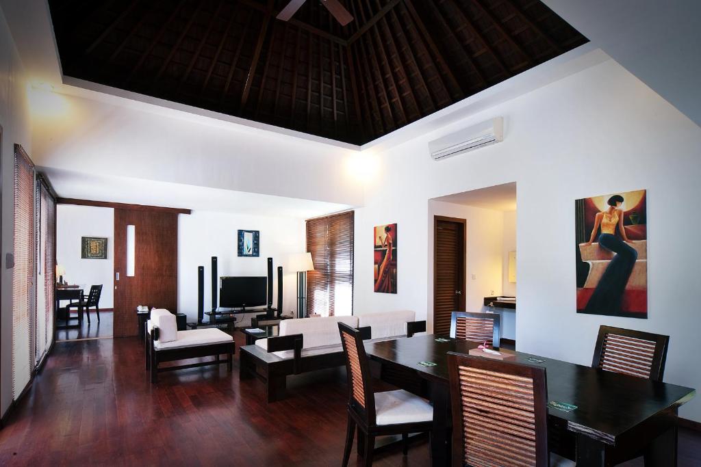 Una televisión o centro de entretenimiento en Kebun Villas & Resort