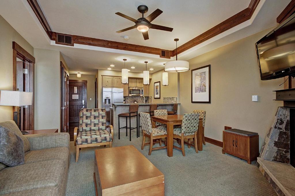 Χώρος καθιστικού στο One Ski Hill Place S8103