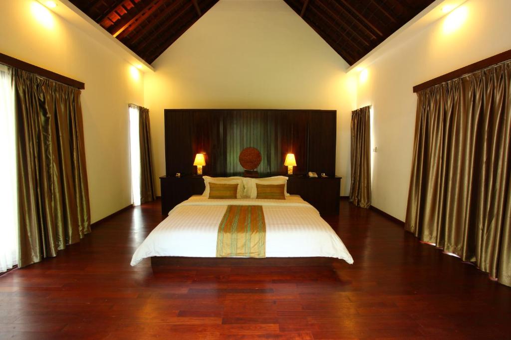 Una cama o camas en una habitación de Kebun Villas & Resort
