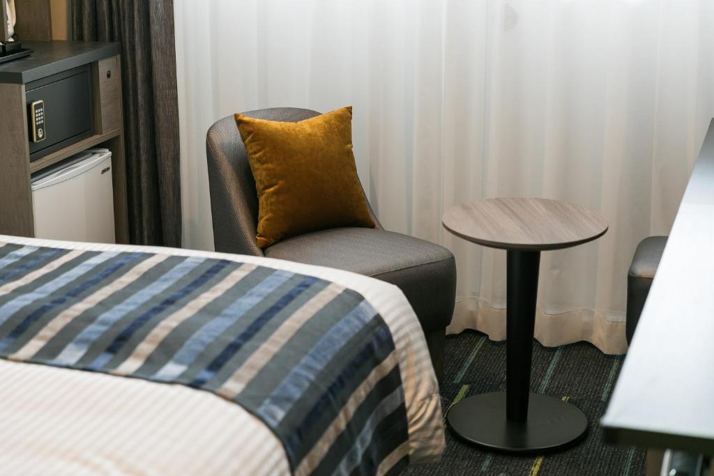 Postel nebo postele na pokoji v ubytování Hotel Mystays Nagoya Nishiki