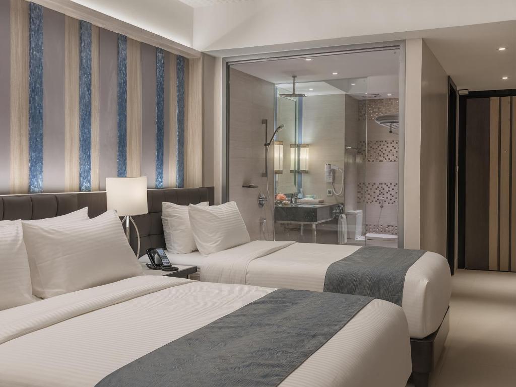 Postel nebo postele na pokoji v ubytování Henann Palm Beach Resort