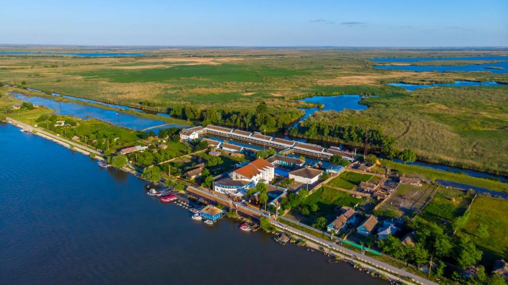 una vista aérea de un complejo en un río en Hotel Sunrise, en Crisan