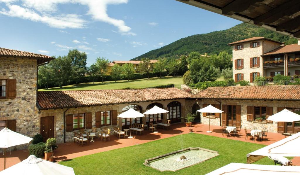 an image of the courtyard of a villa at Relaisfranciacorta in Corte Franca