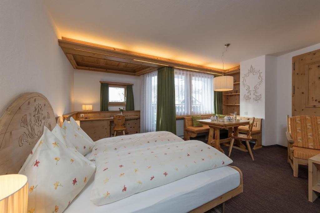 Postel nebo postele na pokoji v ubytování Hotel Seraina