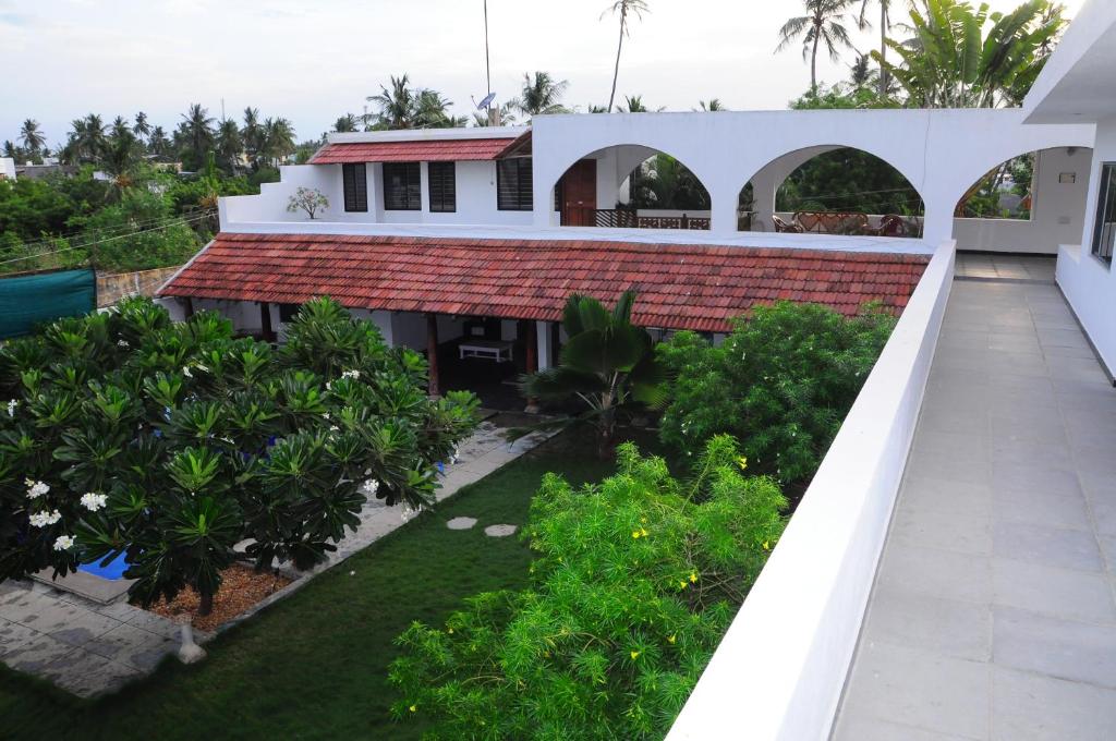 Le balcon offre une vue sur la maison. dans l'établissement Villa Anna Pondy, à Pondichéry