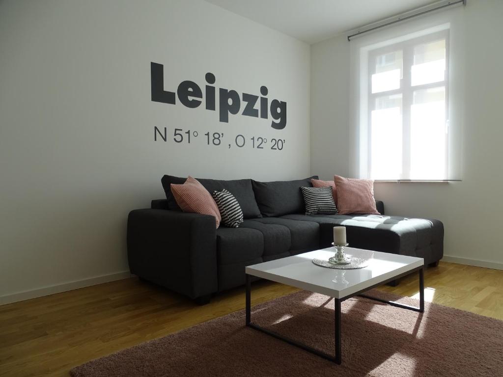 ein Wohnzimmer mit einem Sofa und einem Tisch in der Unterkunft Gorki42 in Leipzig