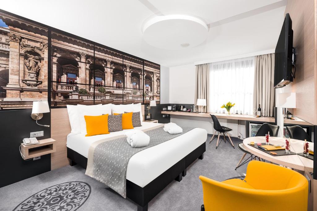 Habitación de hotel con cama y escritorio en Mercure Budapest City Center, en Budapest