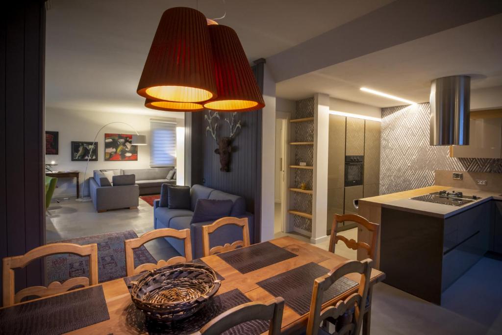 a kitchen and a dining room with a table and chairs at Casa Anita in Aosta