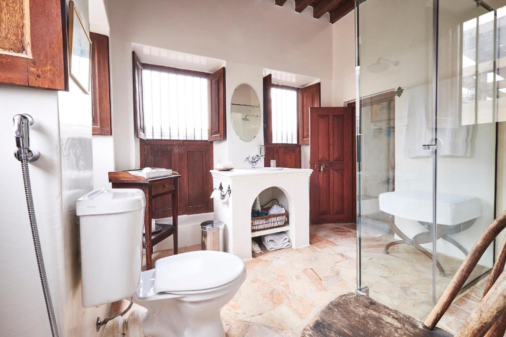 Ein Badezimmer in der Unterkunft XVA Art Hotel