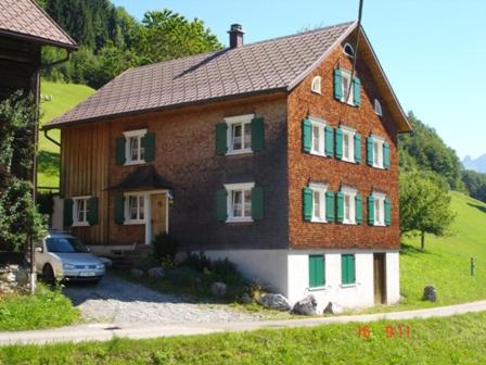 une maison avec une voiture garée devant elle dans l'établissement Haus Sücka, à Blons