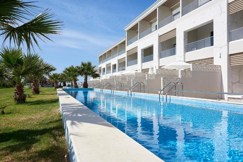 Bazén v ubytování Mythos Palace Resort & Spa nebo v jeho okolí