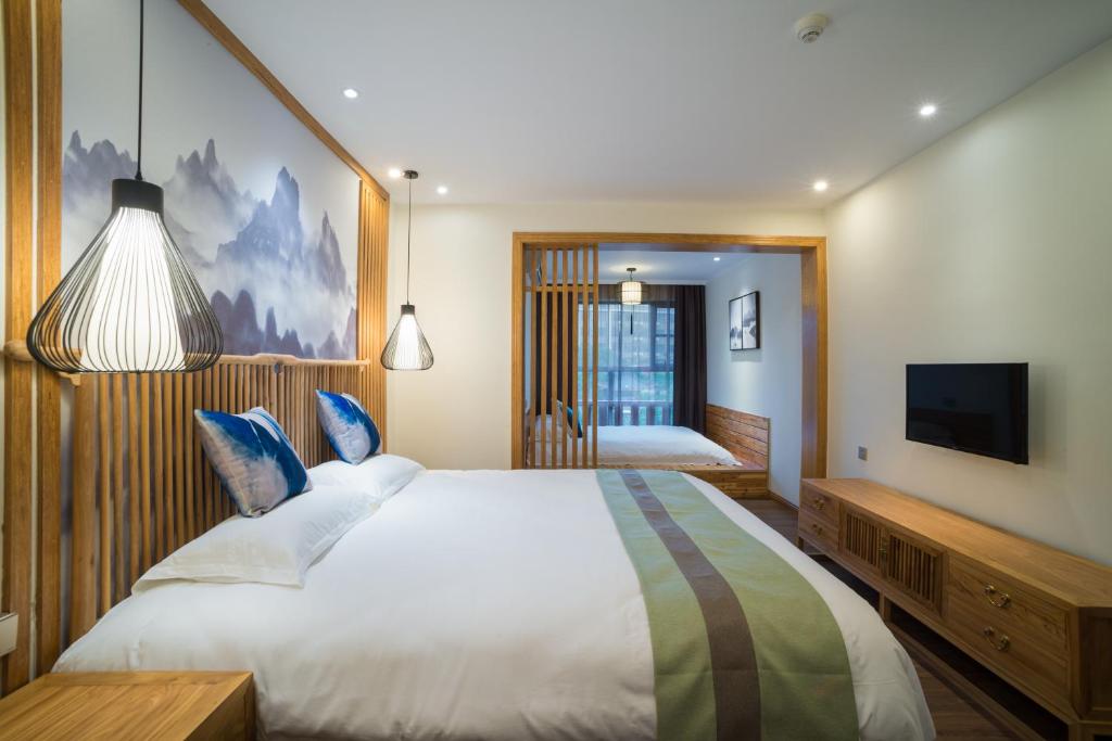 Postel nebo postele na pokoji v ubytování Riverside Inn Guilin Central