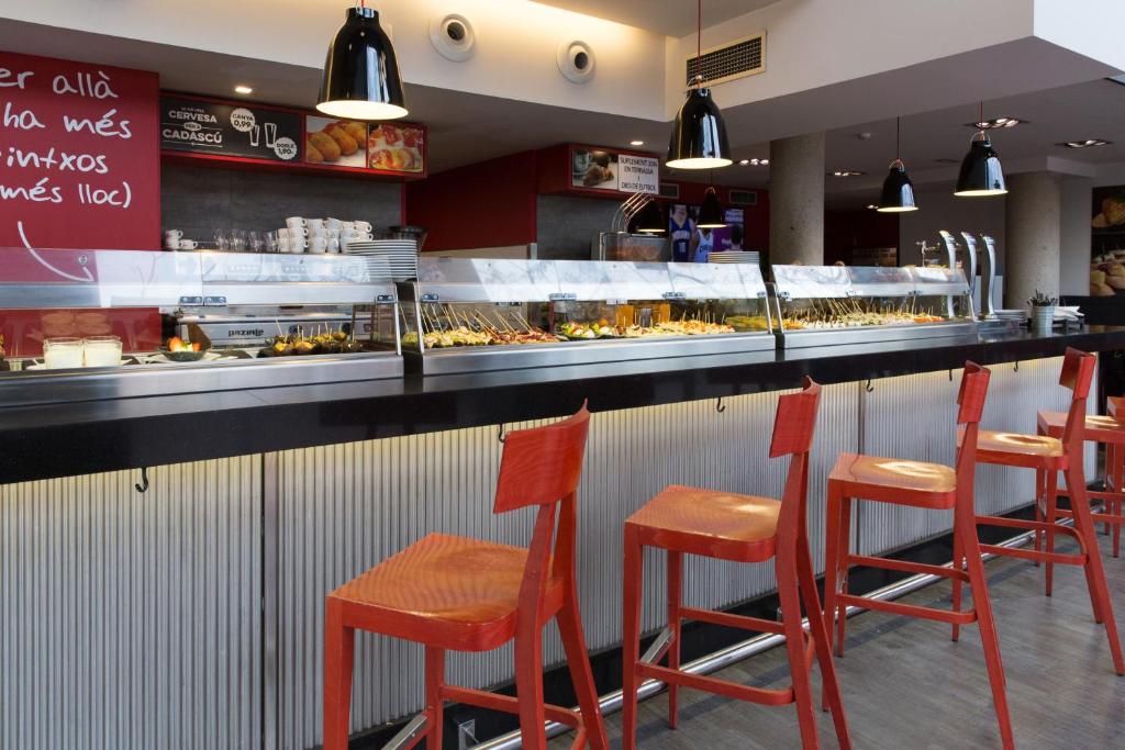 Reštaurácia alebo iné gastronomické zariadenie v ubytovaní 08028 Apartments