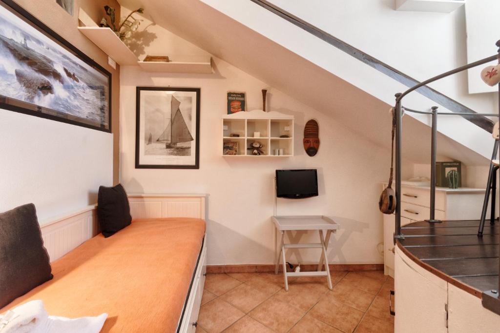 Telewizja i/lub zestaw kina domowego w obiekcie La Mole Sweet Studio
