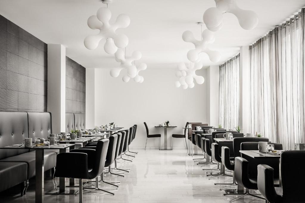 Reštaurácia alebo iné gastronomické zariadenie v ubytovaní Ikonik Lex