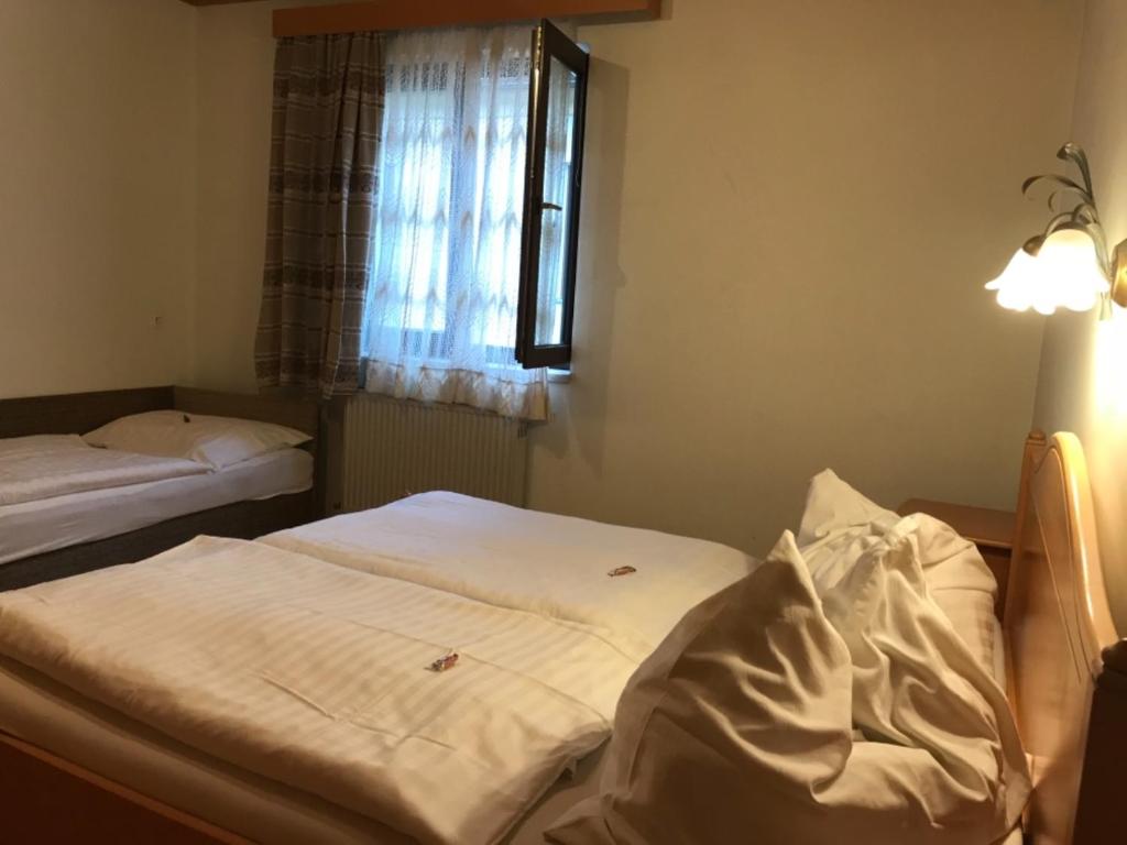 Postel nebo postele na pokoji v ubytování Gasthof Polly