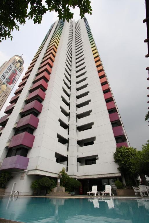 Bazén v ubytování Baiyoke Suite Hotel nebo v jeho okolí