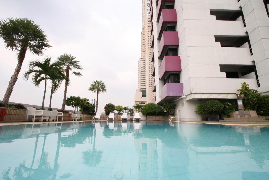 Bazén v ubytování Baiyoke Suite Hotel nebo v jeho okolí