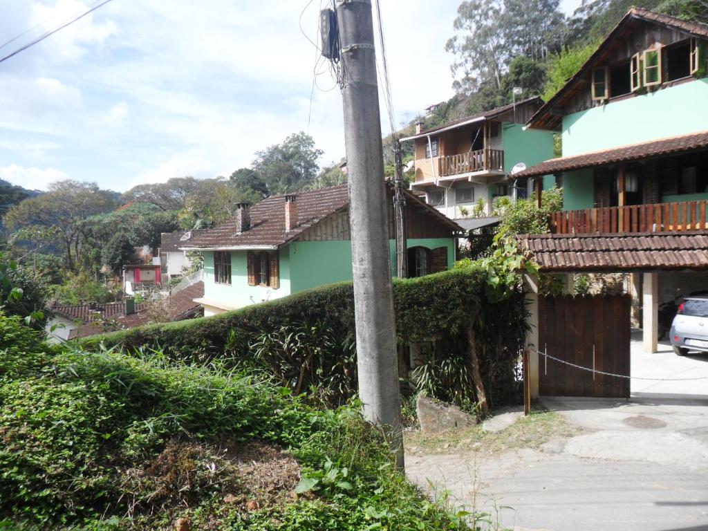una casa con un poste al lado de una calle en Casa da Marinda, en Visconde De Maua