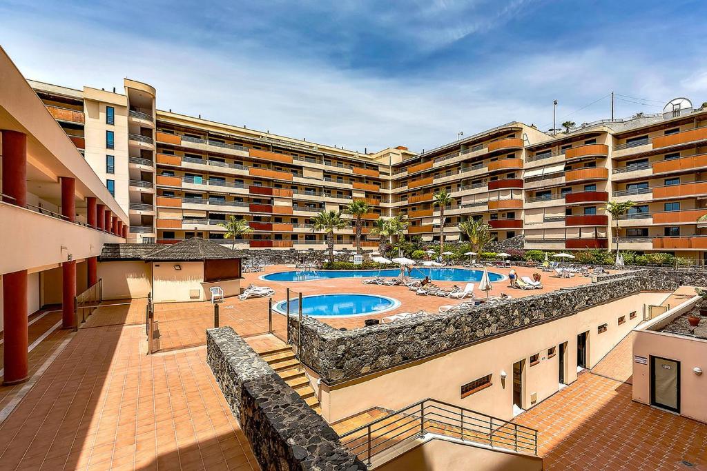 Bazén v ubytovaní 2BED Ocean Apartment in Los Gigantes alebo v jeho blízkosti