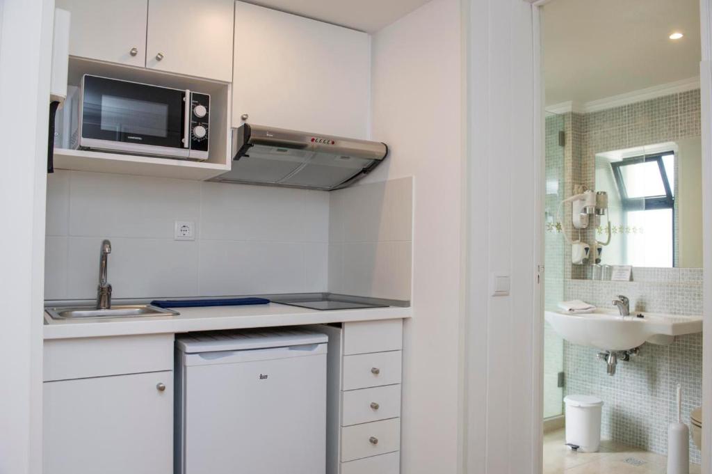 Kuchyň nebo kuchyňský kout v ubytování Buganvilia Studio Hotel