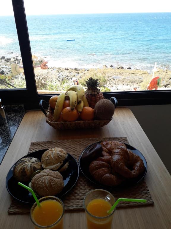 アリナガにあるMaravillosas vistas al mar: Sounds of the Seaの海の景色を望むテーブル(食器付)