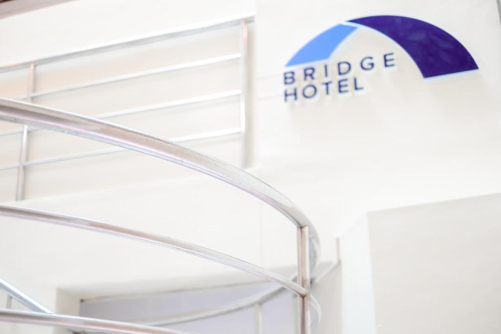 Certifikát, hodnocení, plakát nebo jiný dokument vystavený v ubytování Bridge Hotel