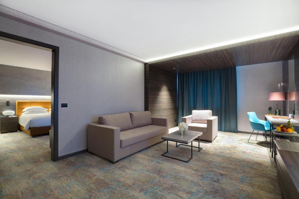 Postel nebo postele na pokoji v ubytování Emerald Hotel