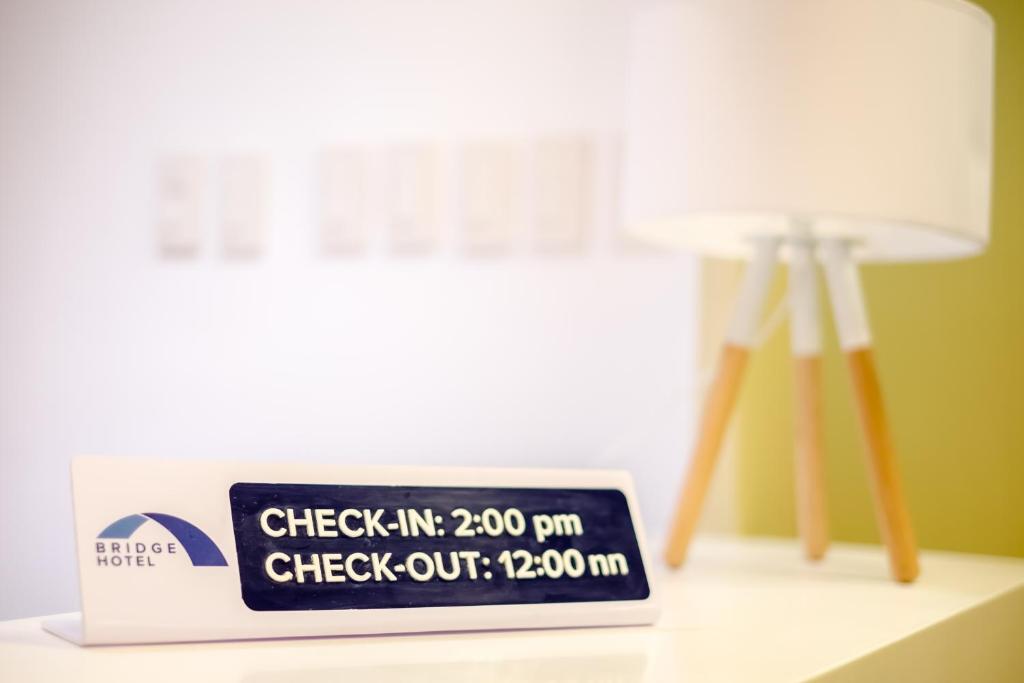 Certifikát, hodnocení, plakát nebo jiný dokument vystavený v ubytování Bridge Hotel