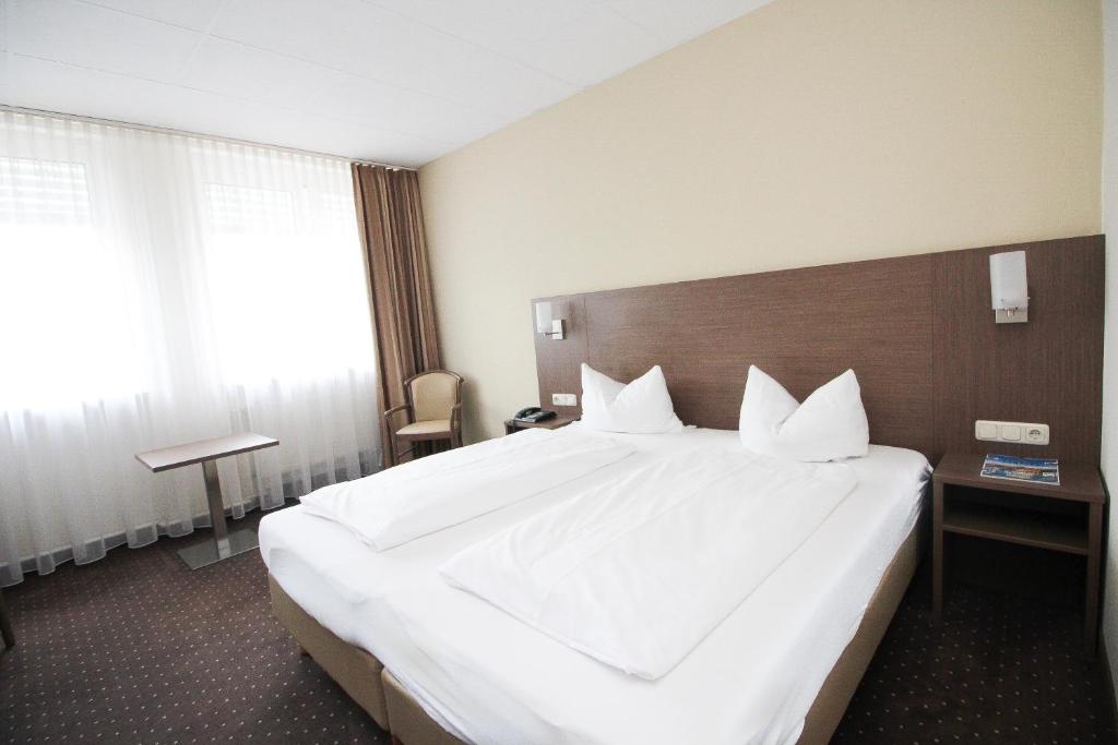 Postel nebo postele na pokoji v ubytování Hotel Berliner Ring