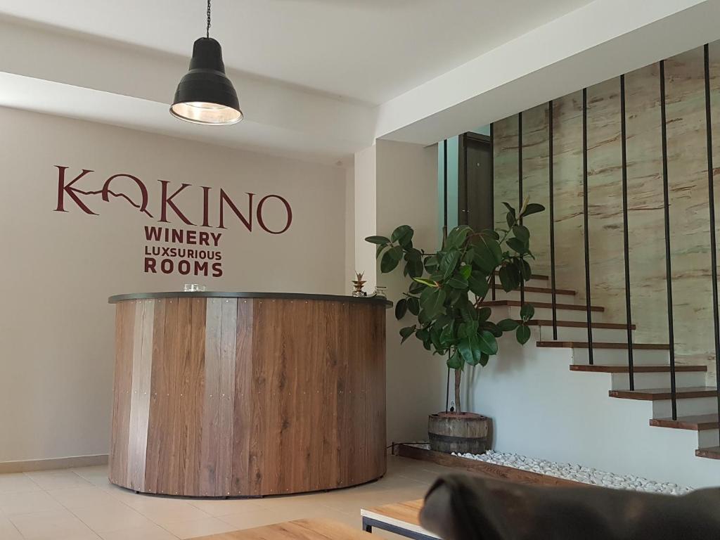 eine Lobby mit einer Rezeption und einer Treppe in der Unterkunft KOKINO Winery & Hotel in Kumanovo