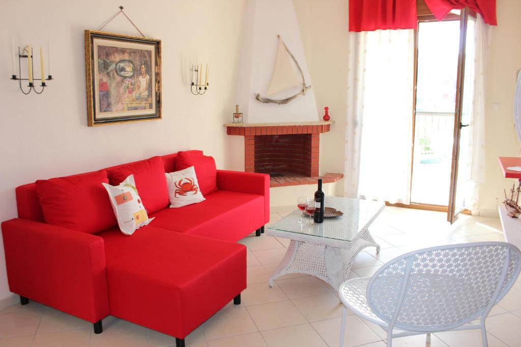 シビリにあるLa casa allegra in rossoのリビングルーム(赤いソファ、テーブル付)