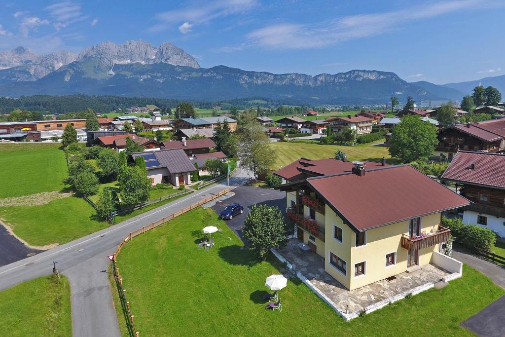 een luchtzicht op een klein dorp met een huis bij Appartements am Römerweg in Oberndorf in Tirol