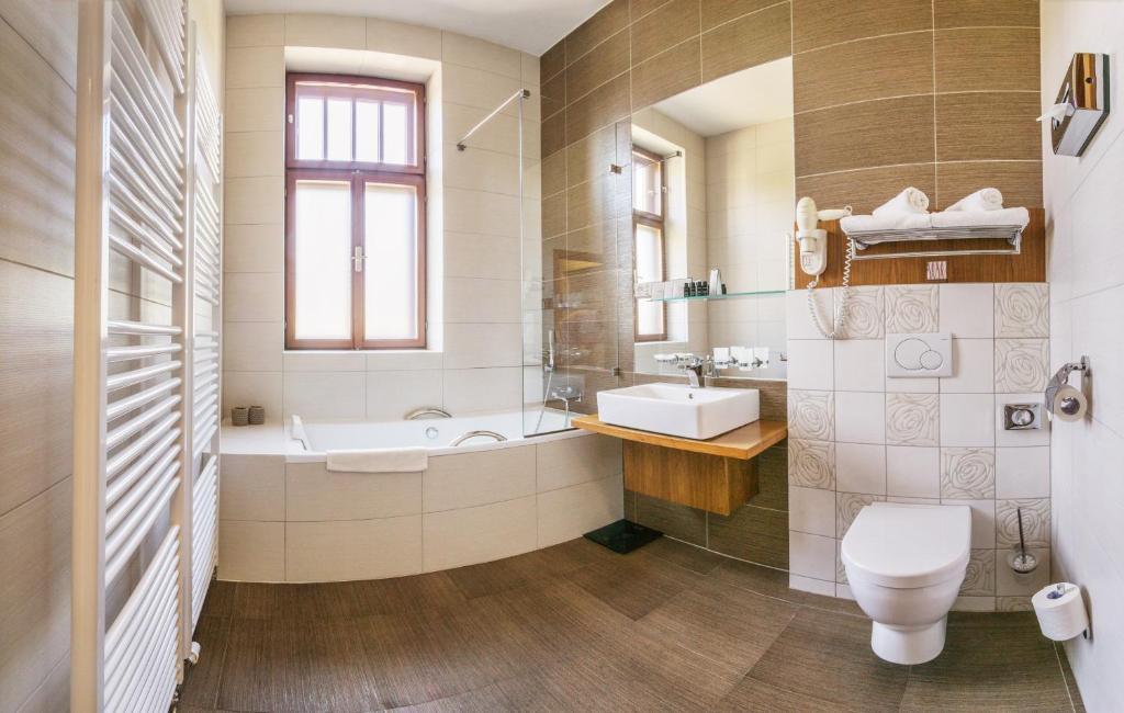 Vannituba majutusasutuses Wellness & spa hotel Augustiniánský dům