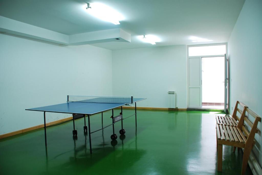 Stolní tenis v ubytování Hotel Imzit Dobrinja nebo okolí
