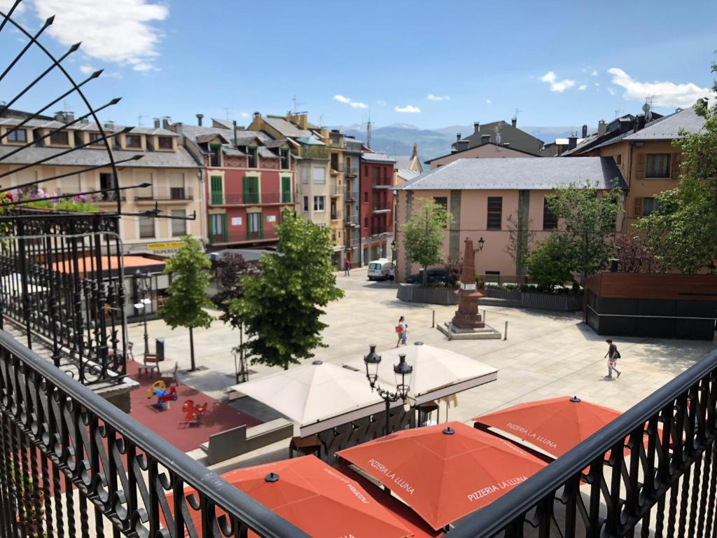 desde el balcón de una ciudad con edificios en Edifici Herois, en Puigcerdà