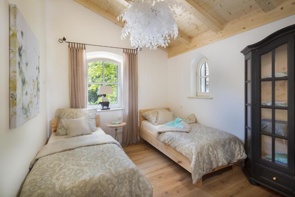 Postel nebo postele na pokoji v ubytování Ferienwohnung Chiemsee