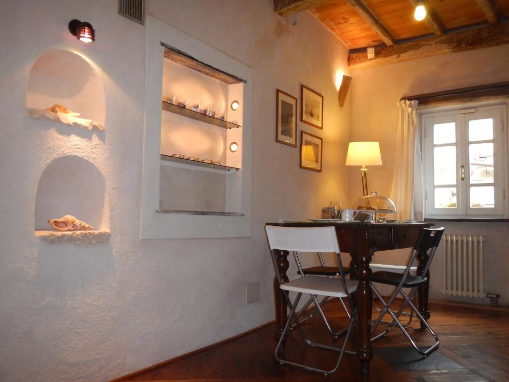 - une salle à manger avec une table et deux chaises dans l'établissement Ca' de Pria, à Borgio Verezzi