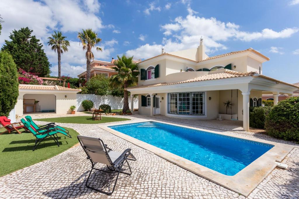 una villa con piscina e una casa di Villa Paraiso da Luz by Seewest a Luz
