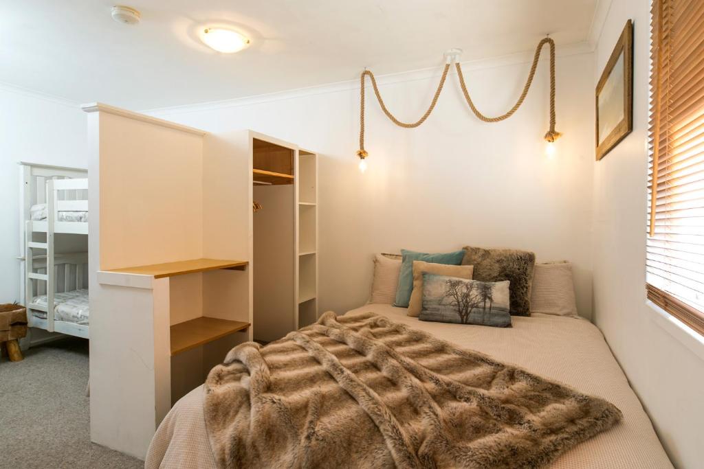 Кровать или кровати в номере Feathertop Alpine Lodge