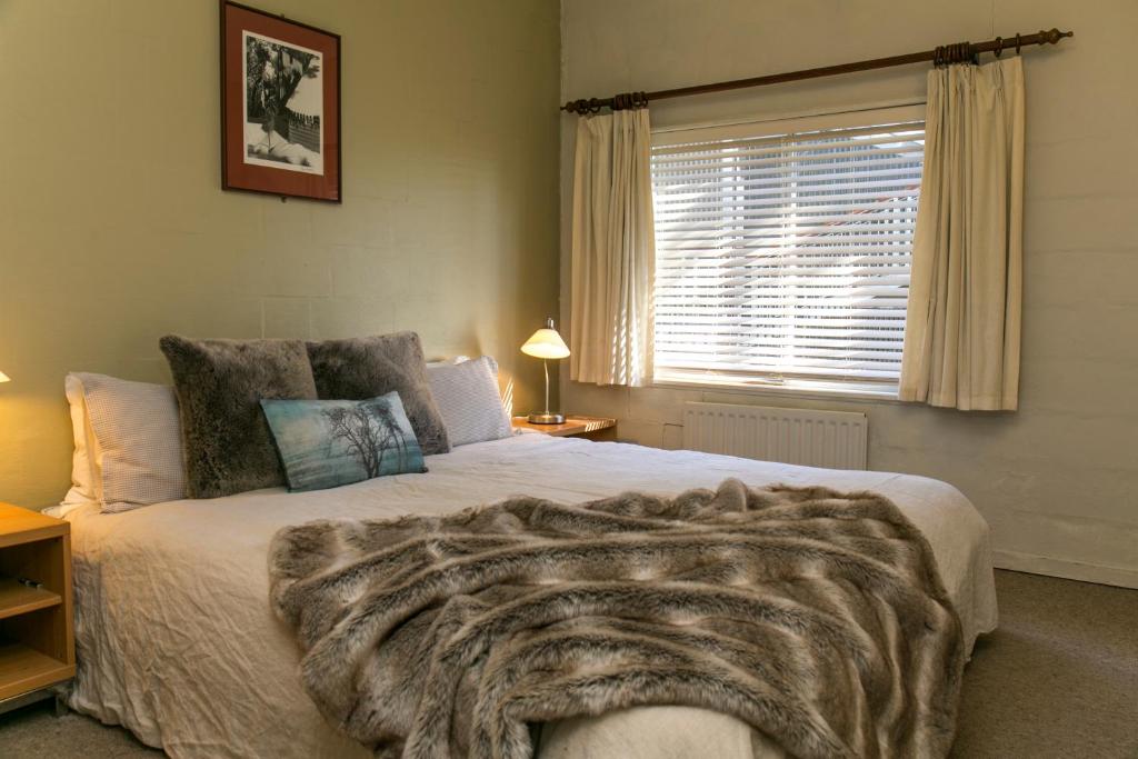 Кровать или кровати в номере Feathertop Alpine Lodge