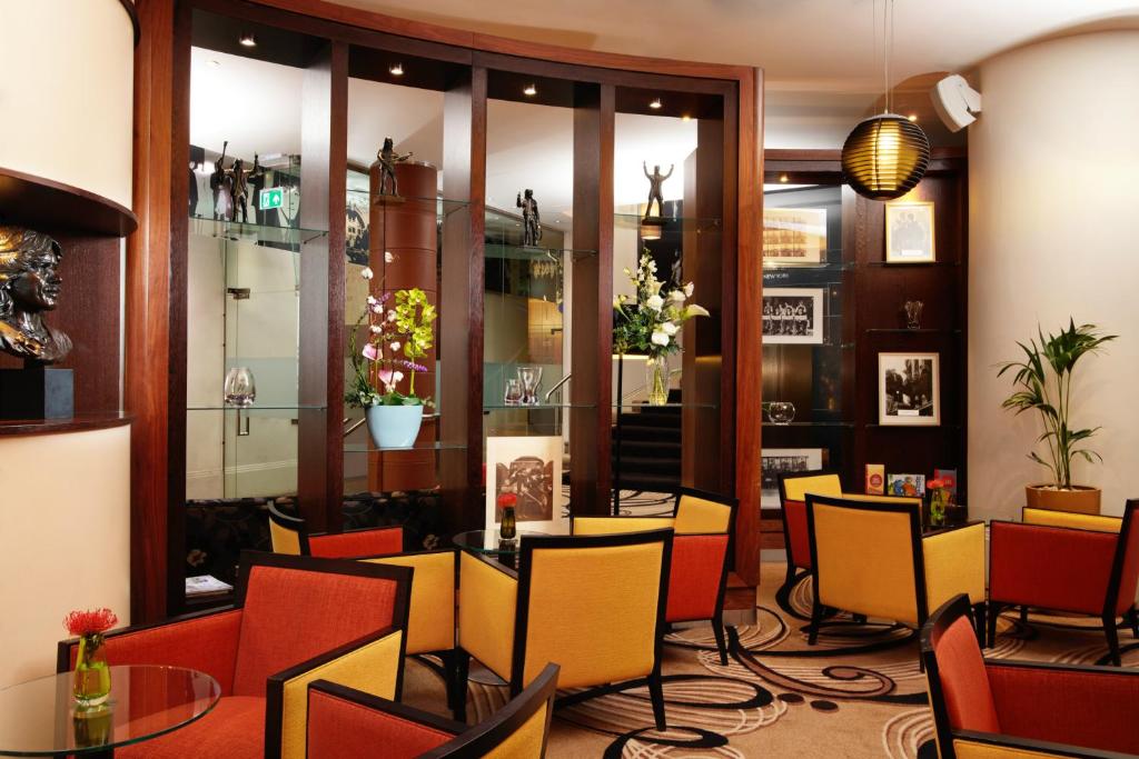 um restaurante com um monte de cadeiras e mesas em Hard Days Night Hotel em Liverpool